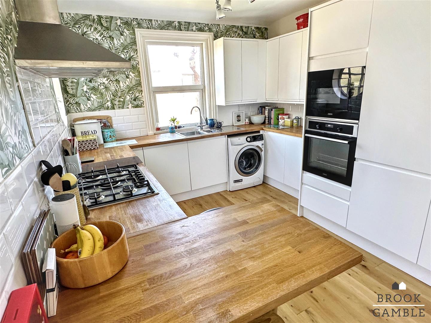 3 Bedroom Maisonette. Vicarage Road in Eastbourne,  8